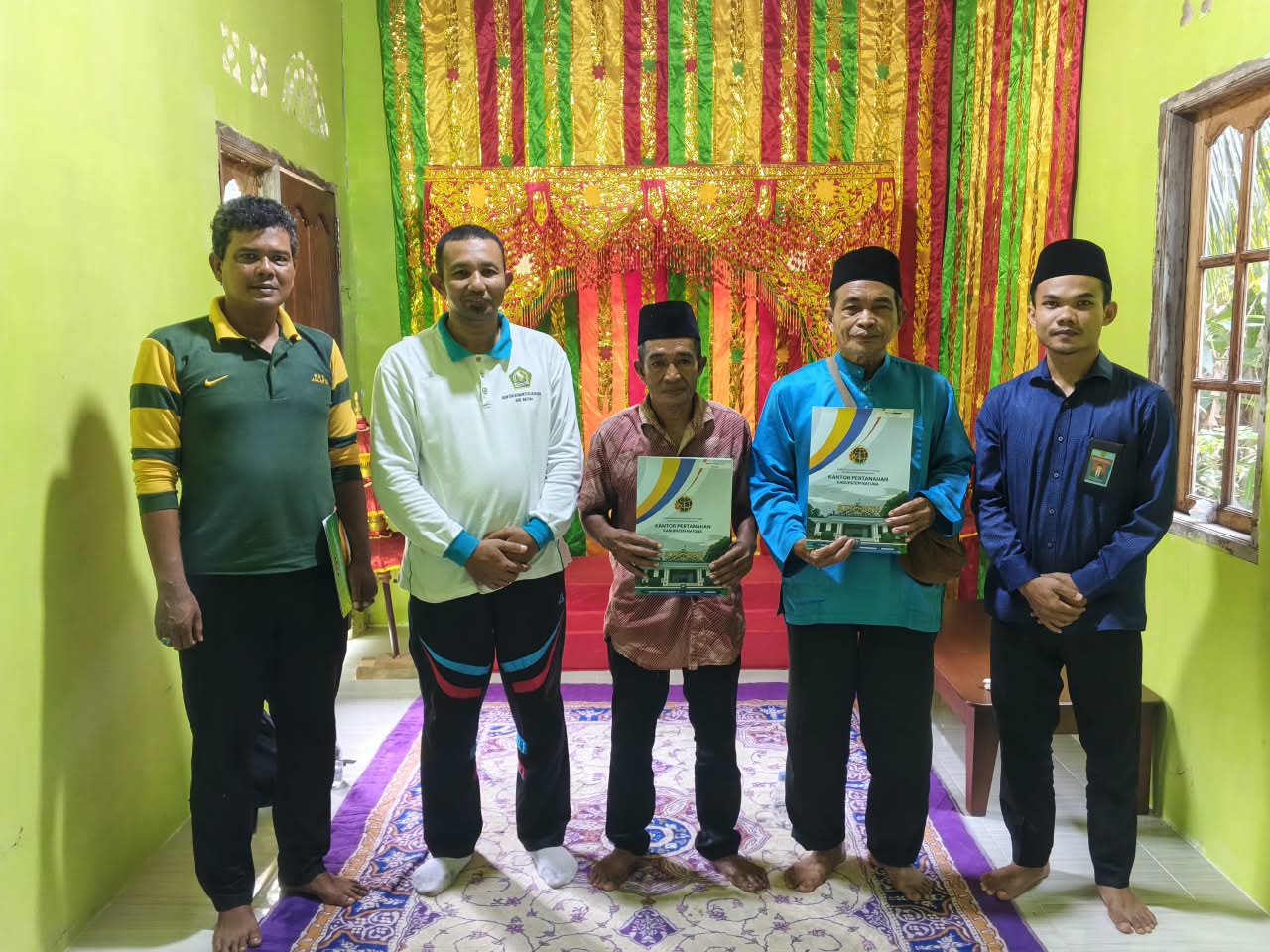 Gara Zawa Kemenag Natuna Serahkan Sertifikat Wakaf untuk Dua Masjid di KUA Bunguran Timur Laut