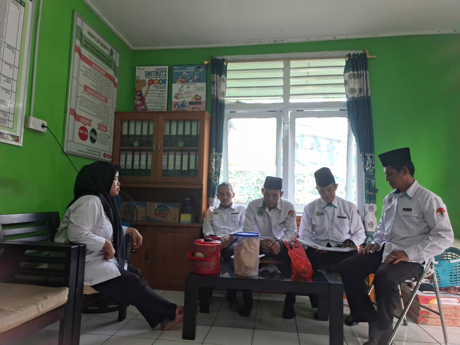 Perkuat Pelayanan, Kepala KUA Serasan Gelar Rapat Koordinasi Bersama Staf Serasan