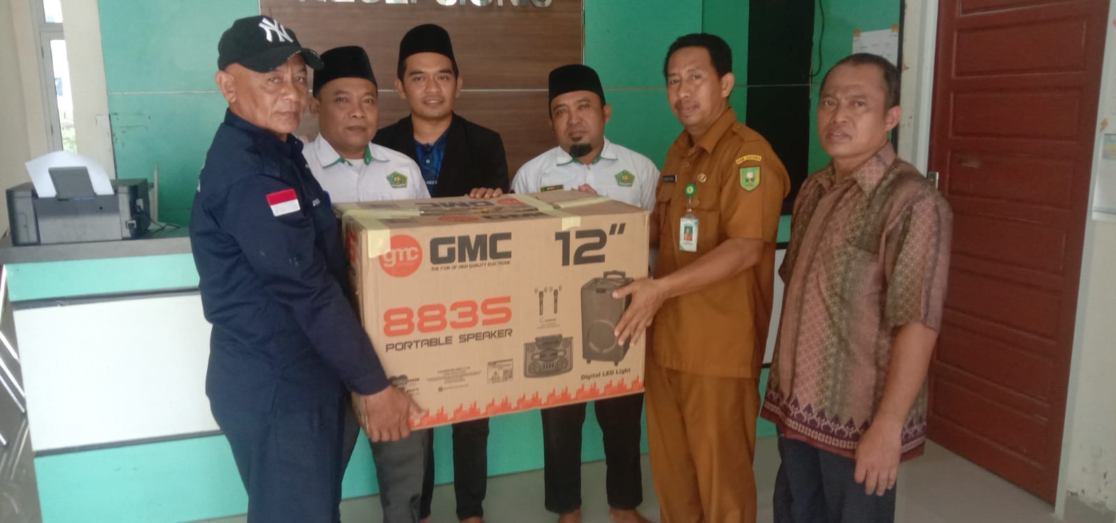 Perkuat Sinergi dan Pelayanan Keagamaan, Baitul Mal Suak Midai Serahkan Bantuan Portable Speaker kepada KUA Midai