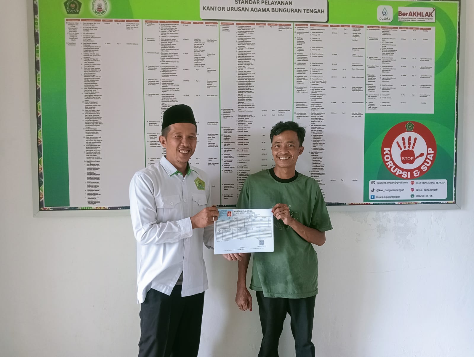 Aksi Nyata Tertib Administrasi, KUA Bunguran Tengah Serahkan KK dan KTP Baru Guna Jamin Kepastian Hukum Pengantin Baru